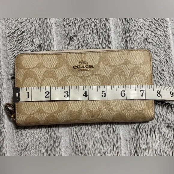 COACH LONG ZIP AROUND WALLET IN SIGNATURE LIGHT KHAKI LIGHT SADDLE